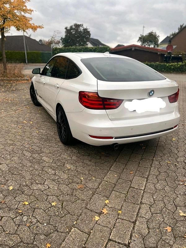 Weiß Gebraucht 2015 BMW 318 Gran Turismo Limousine | 13.000 € (Fairer Preis) - Bild 1/4