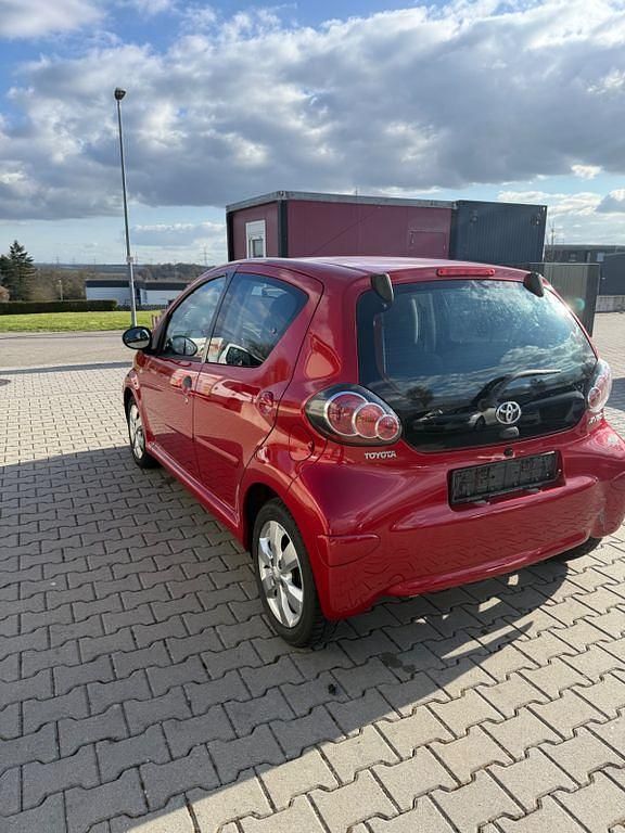 Gebraucht Toyota Aygo 68 PS (50 kW) 2010 Rot Kleinwagen