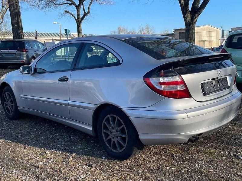 Gebraucht Mercedes C180 143 PS (105 kW) 2002 Brillantsilber  metalliclack Coupé