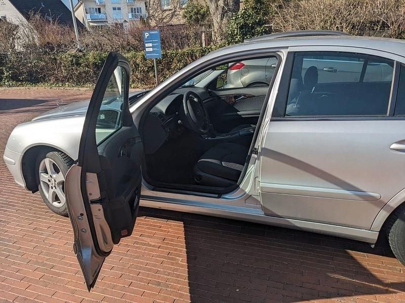 Gebraucht Mercedes E200 Classic 122 PS (89 kW) 2004 Silber Limousine