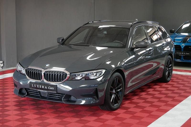Grau Gebraucht 2022 BMW 320 Sport Line Kombi | 17.990 € (Fairer Preis) - Bild 1/4