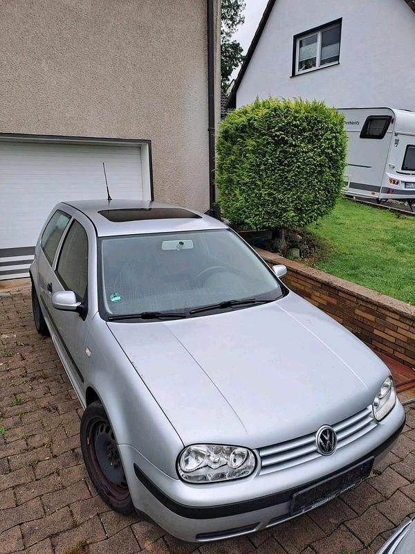 Silber Gebraucht 2000 VW Golf IV Kleinwagen | 600 € (Superpreis) - Bild 1/4