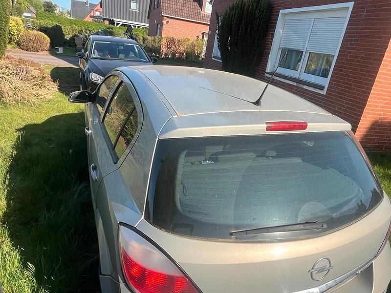 Second-hand Opel Astra 105 CP (77 kW) 2005 Argintiu Hatchback