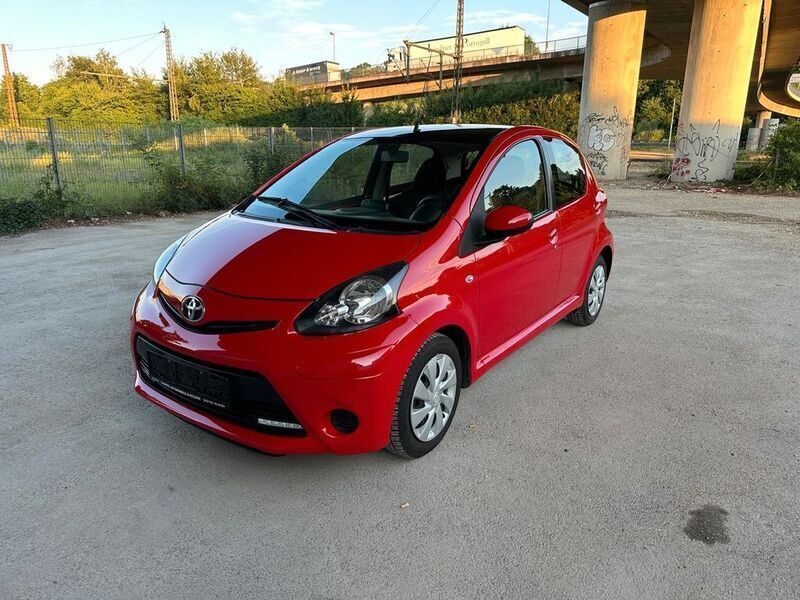 Rot Gebraucht 2014 Toyota Aygo Kleinwagen | 6.700 € (Fairer Preis) - Bild 1/4