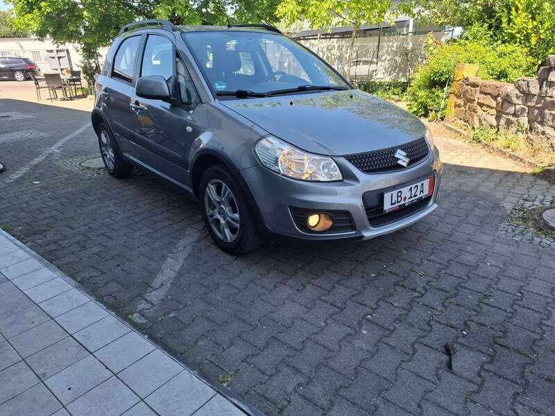 Grau Gebraucht 2011 Suzuki SX4 Comfort Limousine | 5.799 € (Fairer Preis) - Bild 1/4