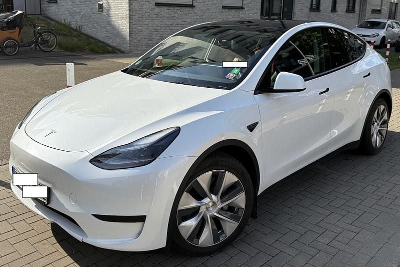 Weiß Gebraucht 2023 Tesla Model Y SUV | 30.800 € (Guter Preis) - Bild 1/4