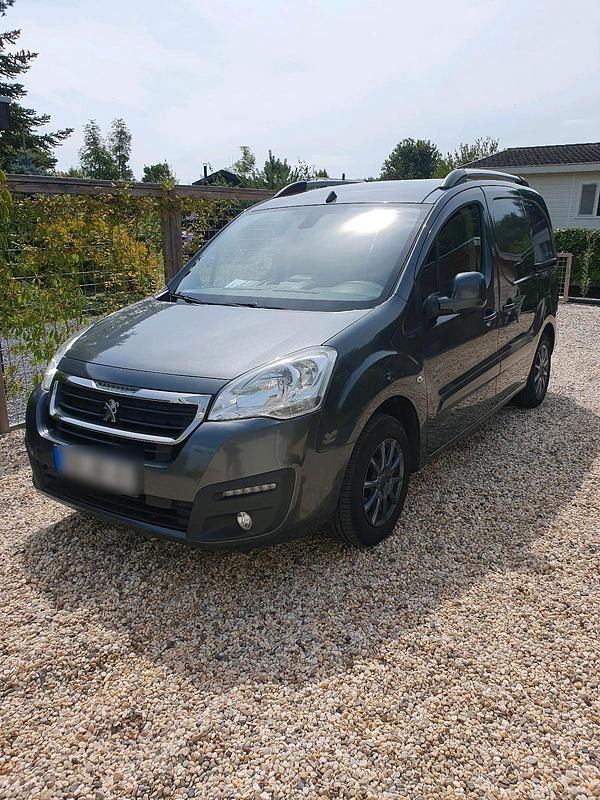 Grau Gebraucht 2016 Peugeot Partner Van | 7.950 € (Etwas zu teuer) - Bild 1/4