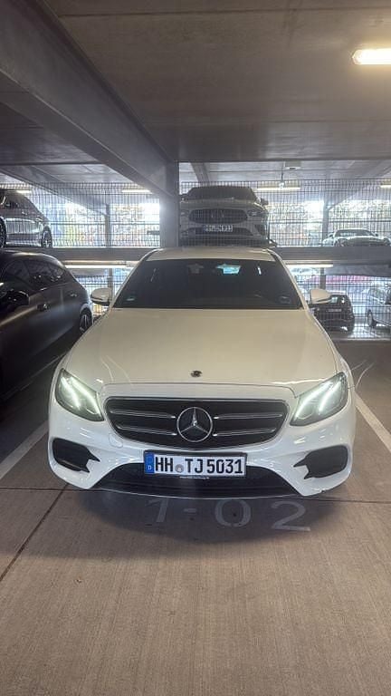 Weiß Gebraucht 2018 Mercedes E220 AMG Limousine | 21.500 € (Superpreis) - Bild 1/3