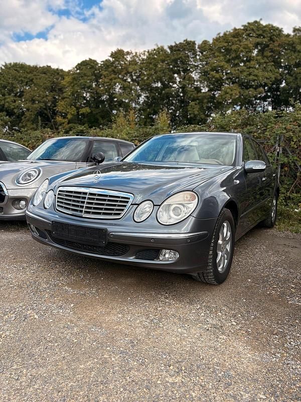 Grau Gebraucht 2004 Mercedes E240 Limousine | 4.500 € (Fairer Preis) - Bild 1/4