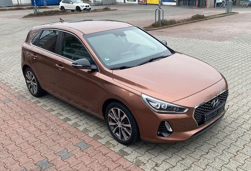 Gebraucht Hyundai i30 120 PS (88 kW) 2017 Braun Limousine