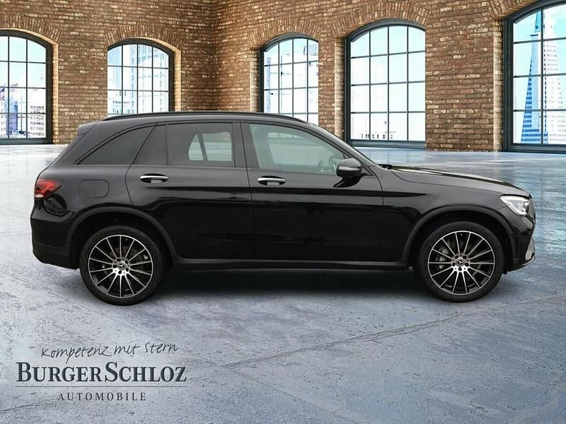 Gebraucht Mercedes GLC300e Night 306 PS (225 kW) 2021 Metalliclack obsidianschwarz SUV