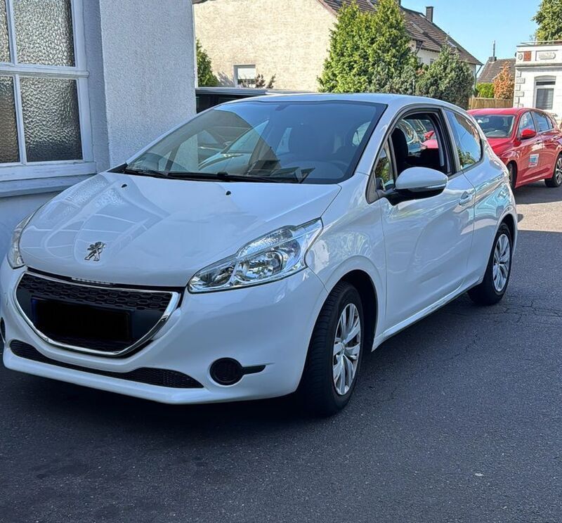 Weiß Gebraucht 2014 Peugeot 208 Active Kleinwagen | 4.500 € (Guter Preis) - Bild 1/4