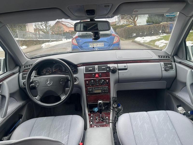 Gebraucht Mercedes E200 Classic 116 PS (85 kW) 2000 Silber Limousine