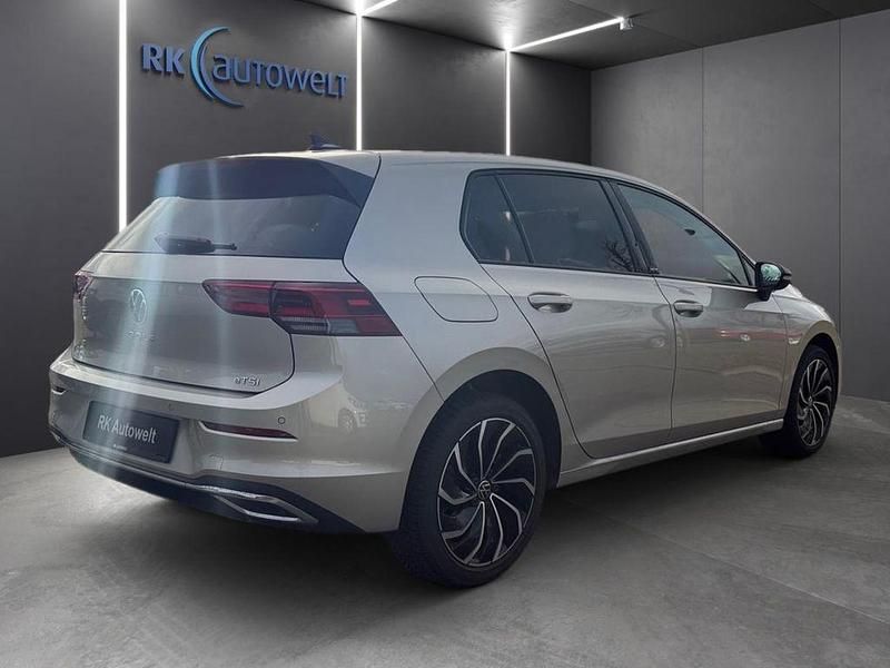 Gebraucht VW Golf VIII Move 110 PS (80 kW) 2023 Silber Limousine