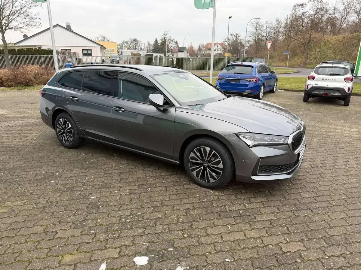Neu Skoda Superb 193 PS (141 kW) 2026 Graphitegrau metallic Kombi