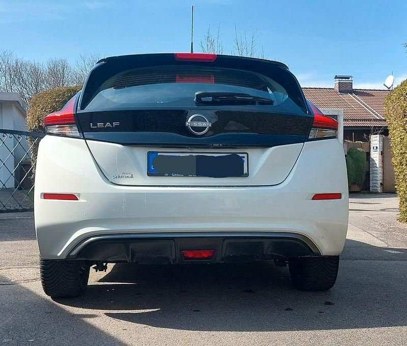 Gebraucht Nissan Leaf Acenta 160 kW (218 PS) 2023 Weiß Kleinwagen