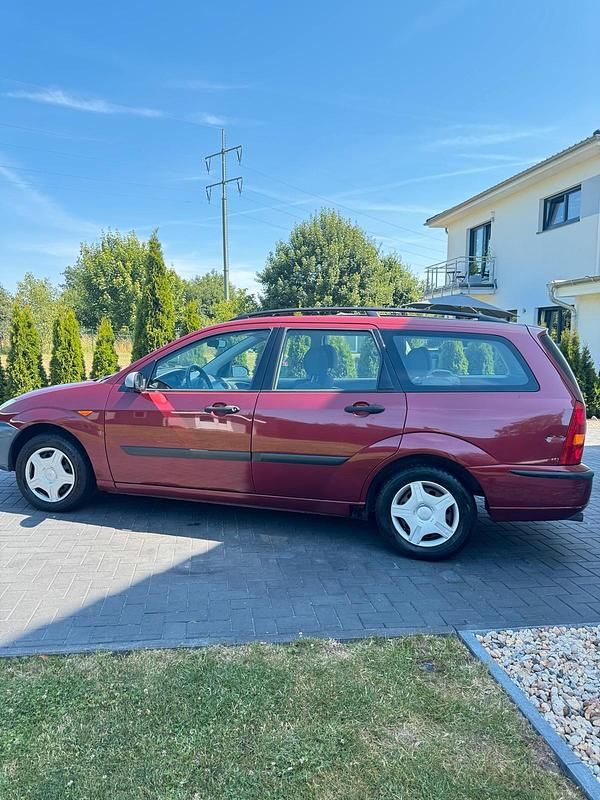 Rot Gebraucht 2001 Ford Focus Zetec Kombi | 300 € (Superpreis) - Bild 1/4