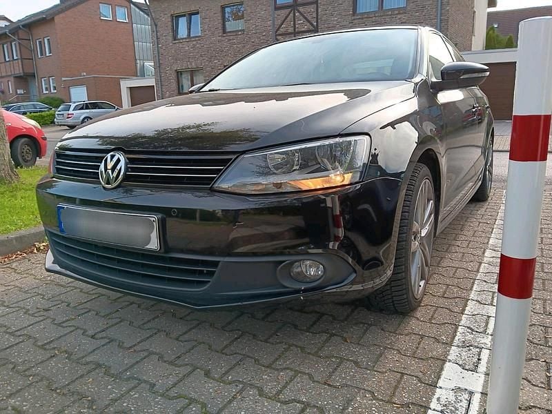 Schwarz Gebraucht 2012 VW Jetta Limousine | 9.999 € (Guter Preis) - Bild 1/4