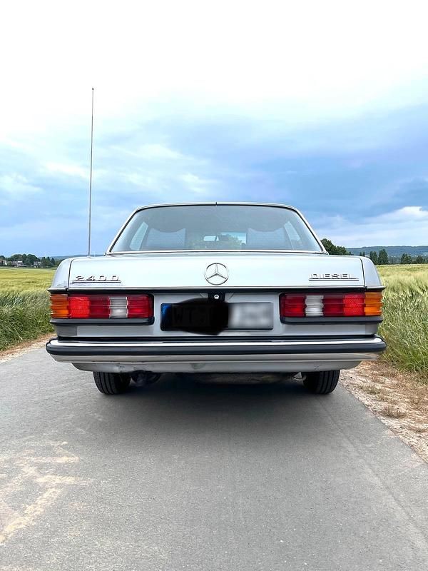 Gebraucht Mercedes 240 65 PS (47 kW) 1977 Silber Limousine