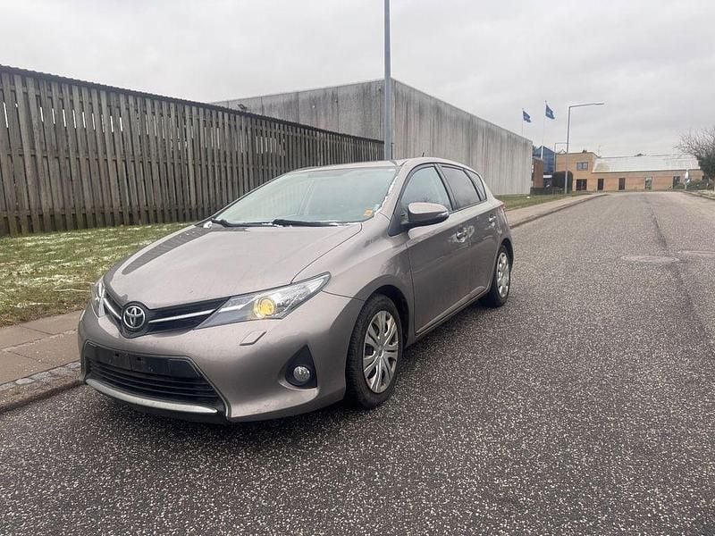 Grau Gebraucht 2013 Toyota Auris Limousine | 4.299 € (Fairer Preis) - Bild 1/4