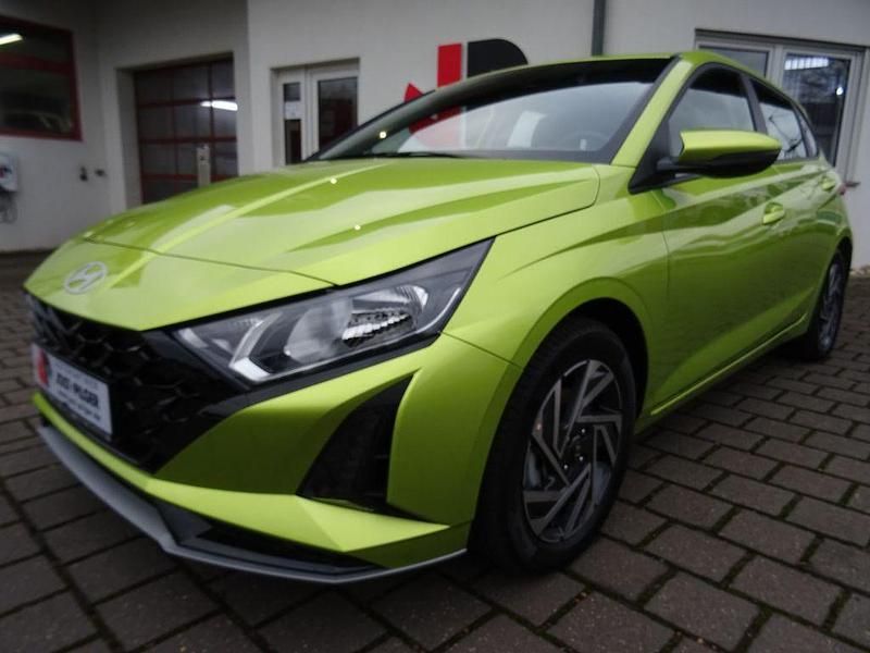 Neu Hyundai i20 101 PS (74 kW) 2025 Gelb Limousine