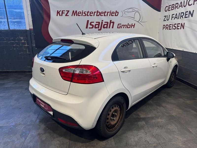 Gebraucht Kia Rio Edition 7 86 PS (63 kW) 2014 Weiß Limousine