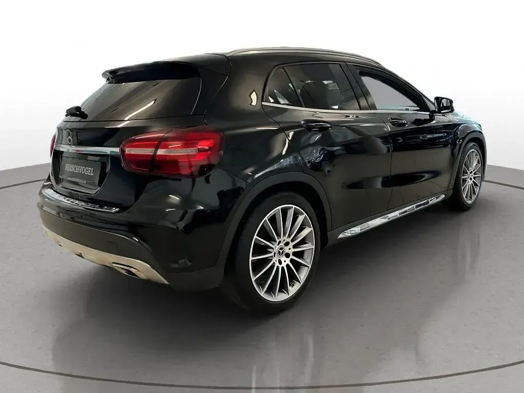Gebraucht Mercedes GLA250 AMG line 211 PS (155 kW) 2019 Kosmosschwarz metallic SUV