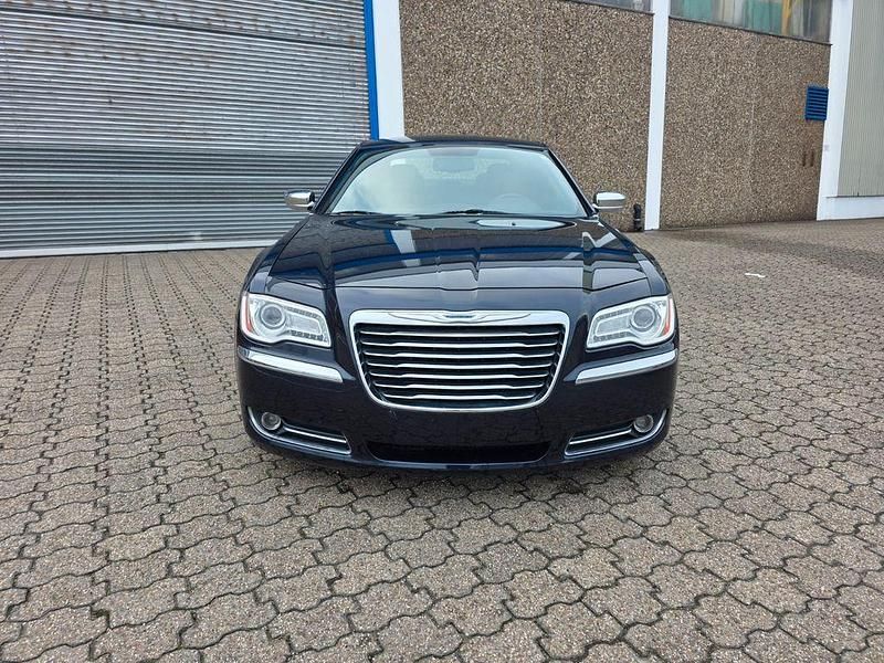 Blau Gebraucht 2011 Chrysler 300C Limousine | 11.999 € - Bild 1/4