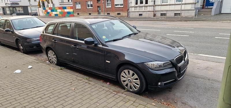 Gebraucht BMW 318 143 PS (105 kW) 2012 Schwarz Kombi