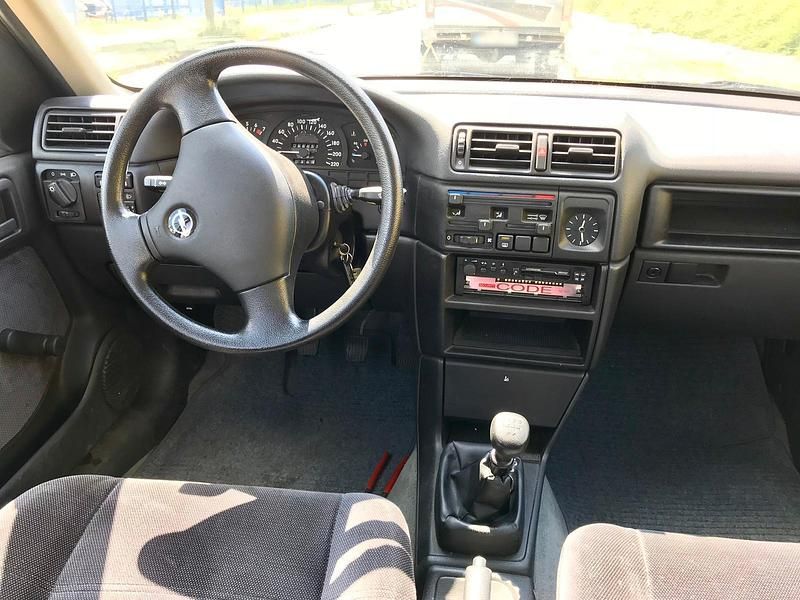 Gebraucht Opel Vectra 90 PS (66 kW) 1991 Gold Kleinwagen
