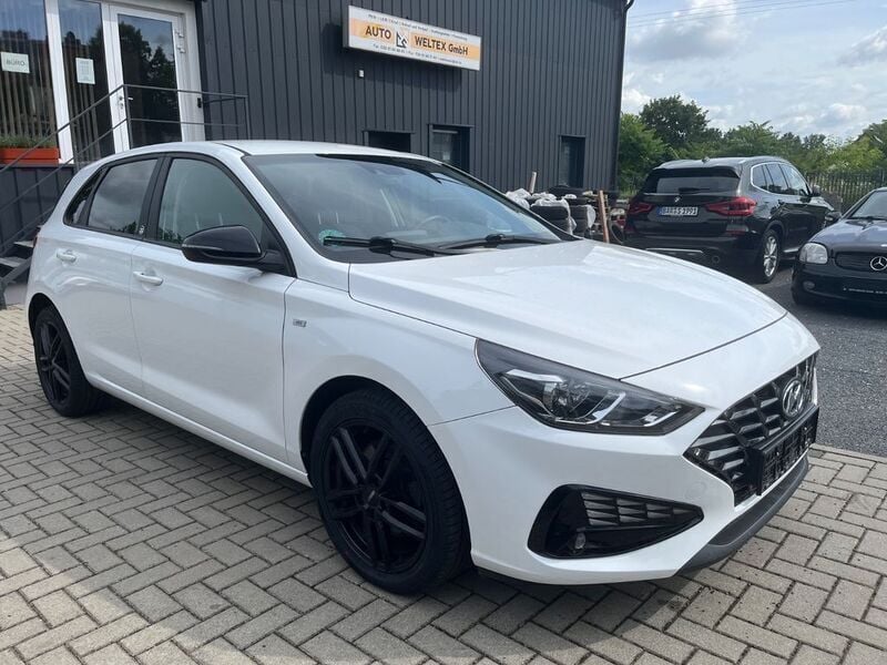 Weiß Gebraucht 2021 Hyundai i30 Edition 30 Limousine | 16.500 € (Guter Preis) - Bild 1/4