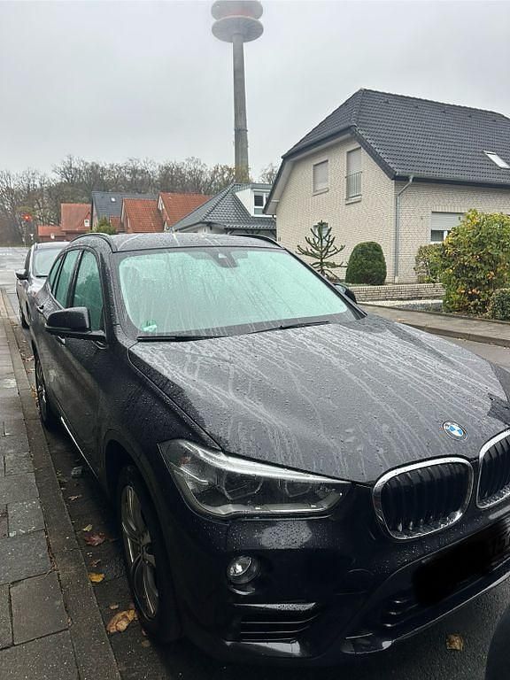 Schwarz Gebraucht 2018 BMW X1 Sport Line SUV | 11.500 € (Superpreis) - Bild 1/4