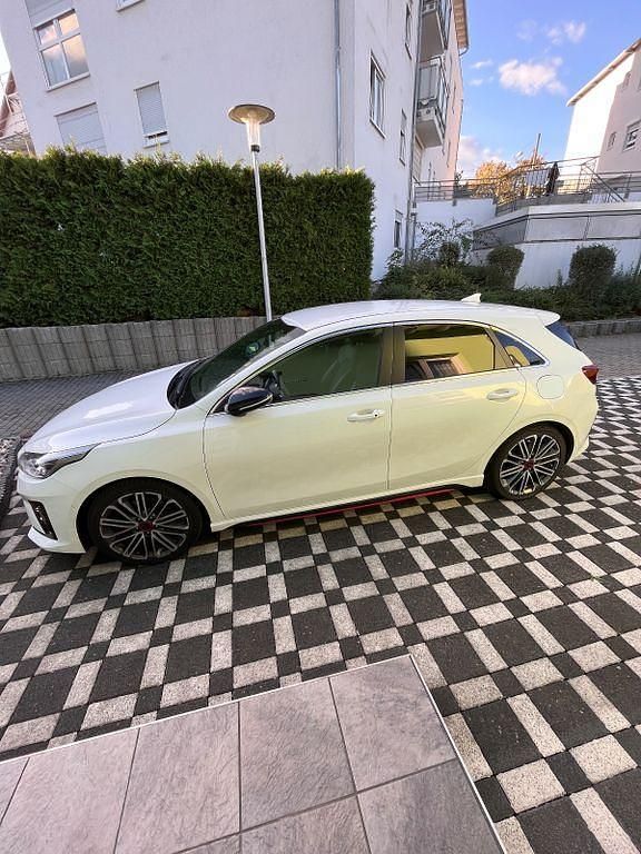 Weiß Gebraucht 2020 Kia Ceed GT Limousine | 22.999 € (Fairer Preis) - Bild 1/4