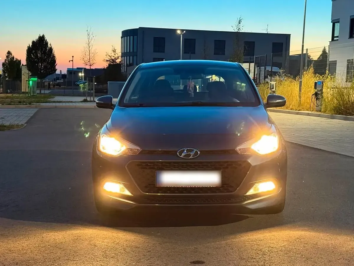 Gebraucht Hyundai i20 84 PS (61 kW) 2017 Grau Kleinwagen
