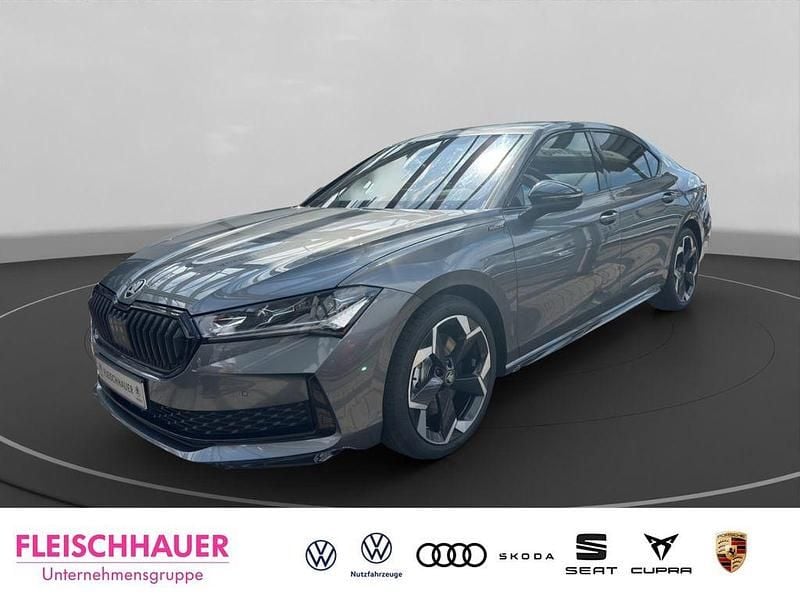 Grau Neu 2025 Skoda Superb SportLine Limousine | 48.990 € (Fairer Preis) - Bild 1/4