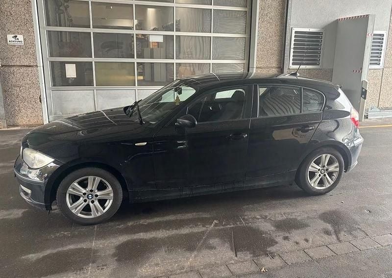 Gebraucht BMW 116 122 PS (89 kW) 2008 Schwarz Kleinwagen