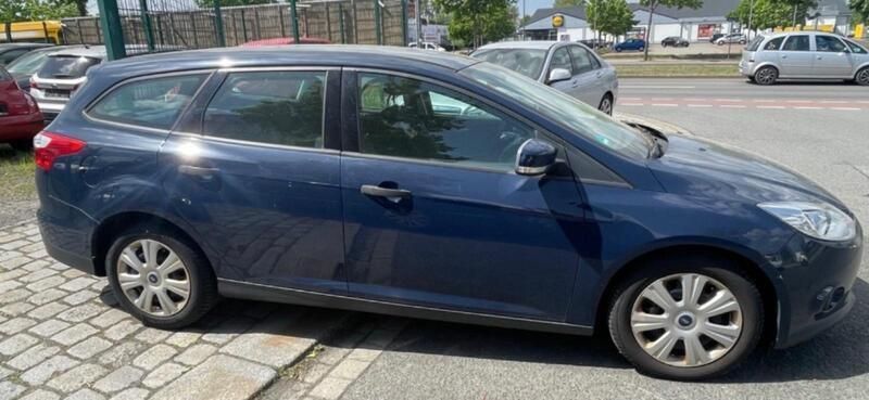 Gebraucht Ford Focus Trend 101 PS (74 kW) 2014 Blau Kombi