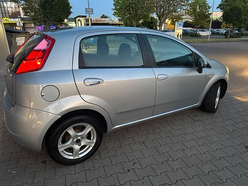 Grau Gebraucht 2009 Fiat Punto Kleinwagen | 1.950 € (Fairer Preis) - Bild 1/4