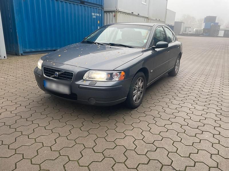 Grau Gebraucht 2006 Volvo S60 Limousine | 1.450 € (Fairer Preis) - Bild 1/4