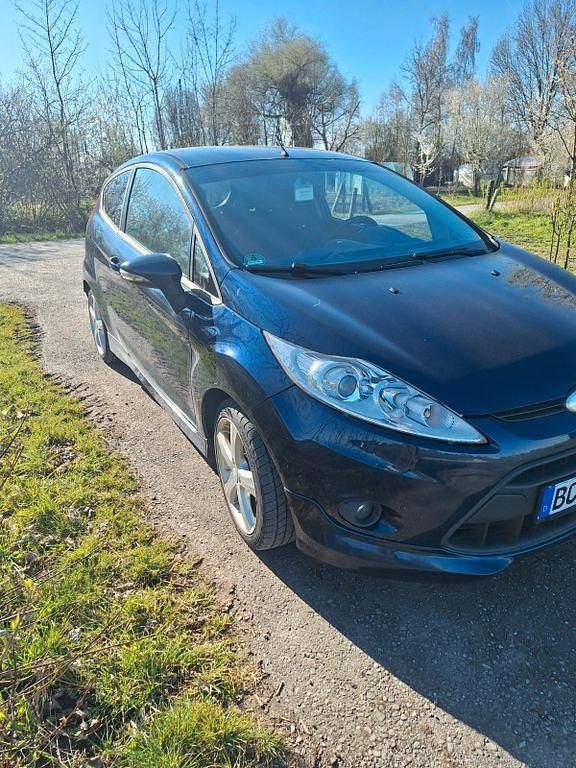 Gebraucht Ford Fiesta Ambiente 92 PS (67 kW) 2010 Blau Kleinwagen