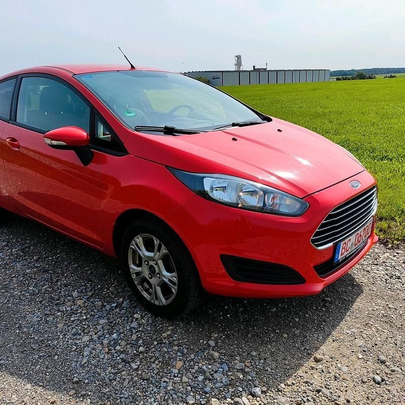Rot Gebraucht 2013 Ford Fiesta Champions Edition Kleinwagen | 6.250 € - Bild 1/4