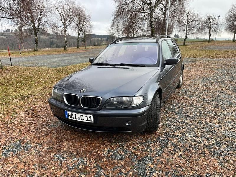 Grau Gebraucht 2003 BMW 320 Kombi | 2.500 € (Etwas zu teuer) - Bild 1/4