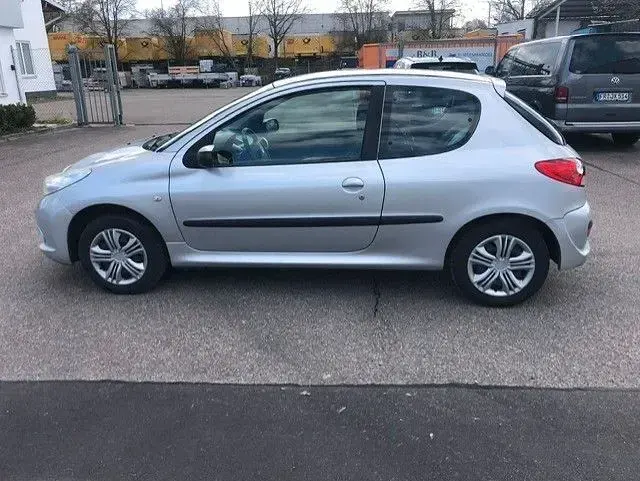Gebraucht Peugeot 206 75 PS (55 kW) 2009 Silber Limousine