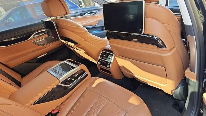 Schwarz Gebraucht 2018 BMW 750 Limousine | 39.000 € (Fairer Preis) - Bild 1/4