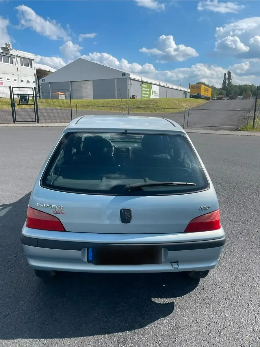 Gebraucht Peugeot 106 60 PS (44 kW) 2001 Silber Kleinwagen