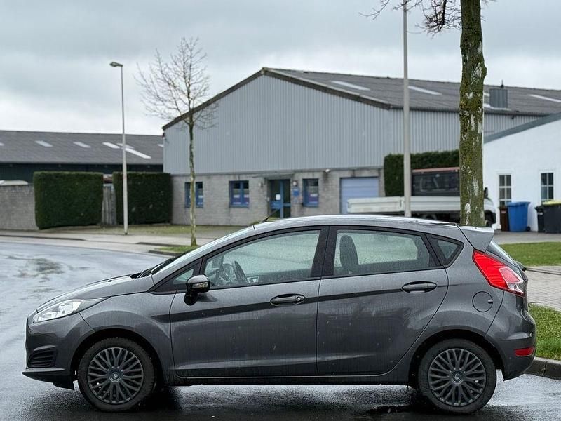 Gebraucht Ford Fiesta Trend 82 PS (60 kW) 2017 Grau Limousine
