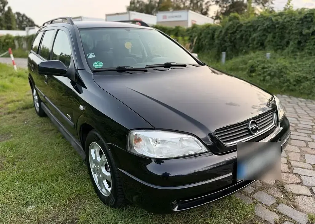Używany Opel Astra Njoy 101 KM (74 kW) 2003 Czarny Sedan/Limuzyna