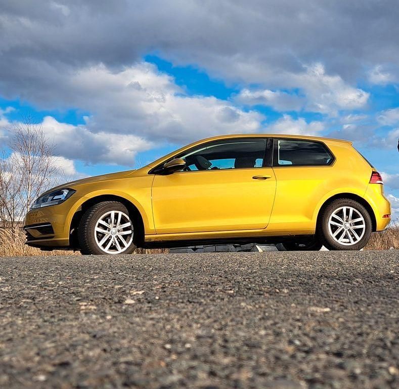 Gebraucht VW Golf VII Comfortline 86 PS (63 kW) 2018 Gold Limousine