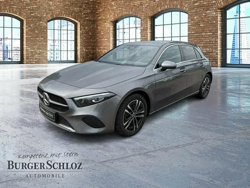 Grau Gebraucht 2025 Mercedes A200 Progressive Limousine | 29.980 € (Guter Preis) - Bild 1/4