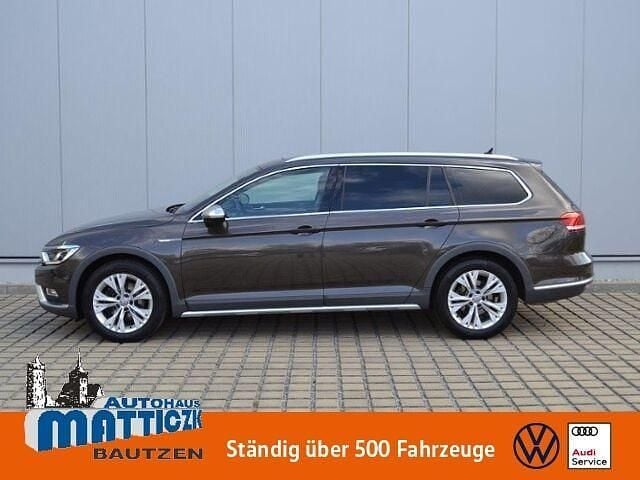 Braun (black oak brown metallic) Gebraucht 2018 VW Passat Alltrack R Kombi | 25.858 € (Fairer Preis) - Bild 1/2
